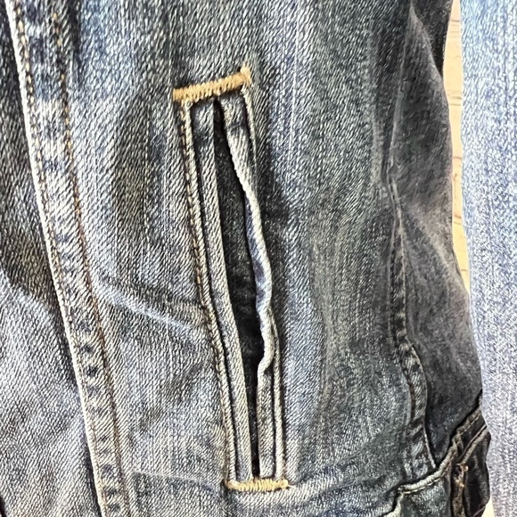LEVIS DENIM JEAN JACKET MEDUIM TO LIGHT WASH SIZE SMALL - Picture 8 of 12